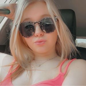 Meet your Posher, Myra